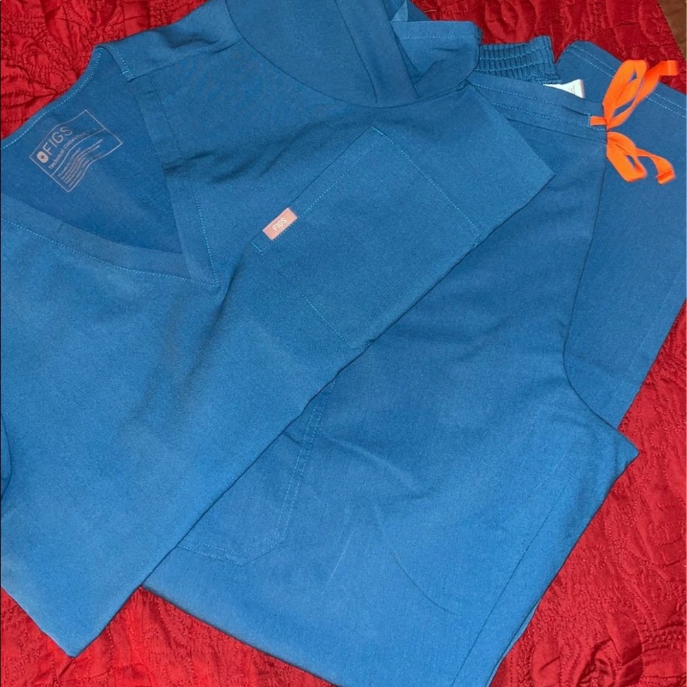 Like New FIGS Scrub Set sz Large/Large Tall Alps